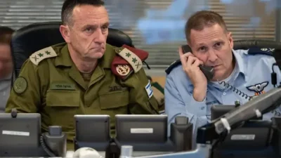 Фото: Начальник Генштаба израильской армии Херци Халеви (слева) в штаб-квартире ЦАХАЛ в Тель-Авиве во время израильского удара по Ирану, 26 октября 2024 года. (Israel Defense Forces / Xinhua / ZUMA Press / Scanpix / LETA)