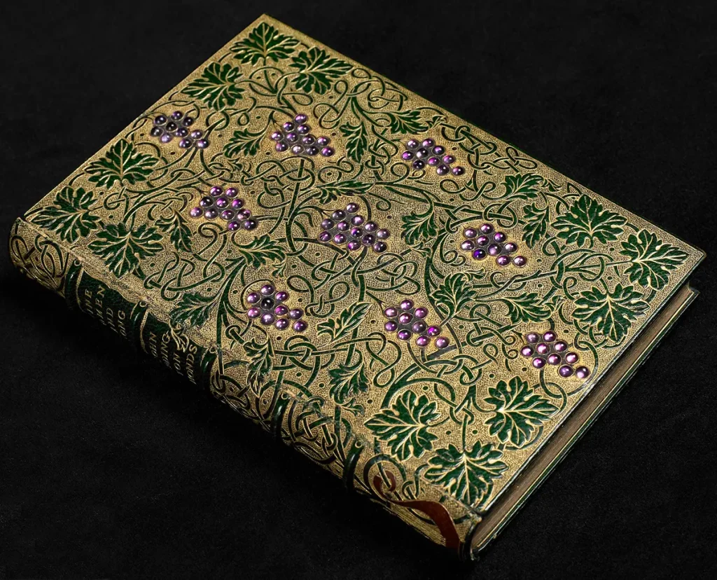 Книга «Изящный переплёт, вино, женщины и песни», 1907 г., дизайн Sangorski & Sutcliffe, автор Джон Аддингтон Саймондс. Марокканская кожа зелёного леванта с золотым тиснением и вкрапленными аметистами; 6 ¾ дюйма на 4 ½ дюйма. Купер-Хьюитт, Смитсоновский музей дизайна, Нью-Йорк. (Public Domain)