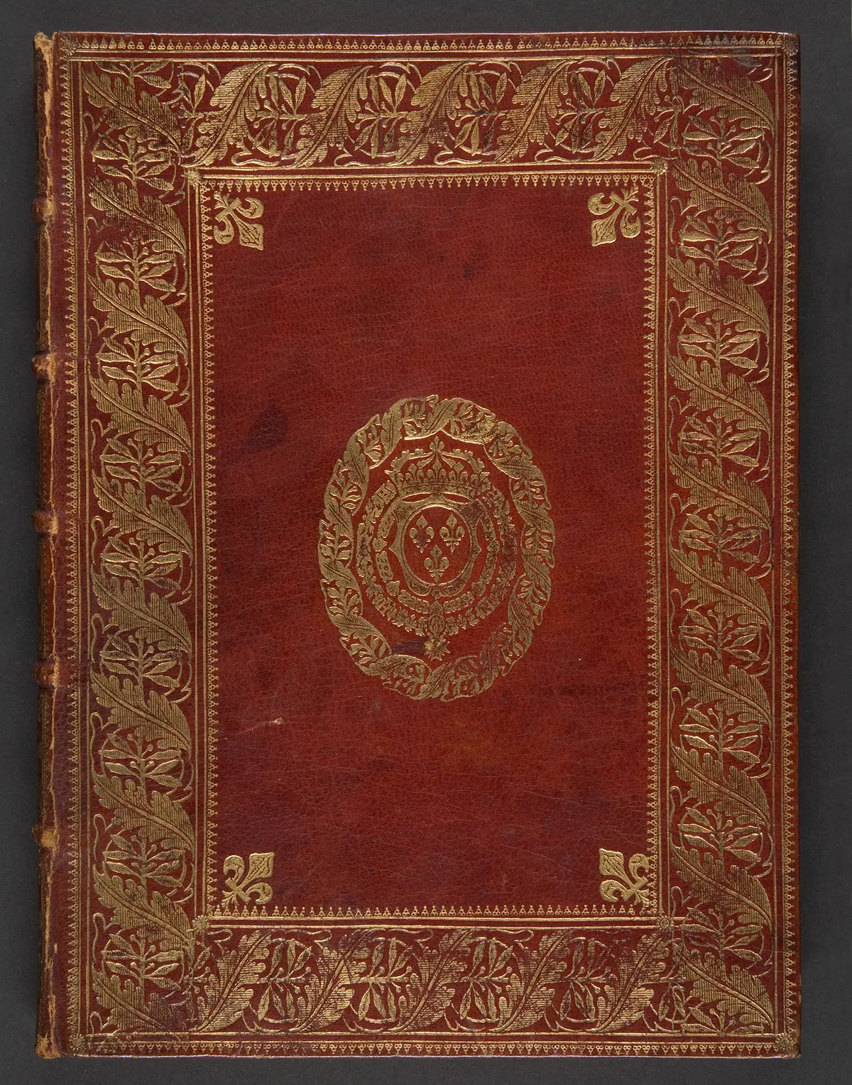 Рукопись, ранее принадлежавшая библиотеке короля Людовика XV, около 1740 года, переплетена Паделупом. Современный красный марокко, переплёт с золотым тиснением; 9 13/16 дюйма. Дар Джейна Райтсмана, Музей Метрополитен, Нью-Йорк. (Public Domain)