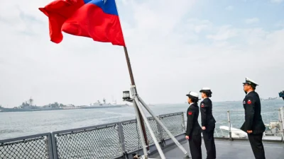 Тайваньские моряки приветствуют флаг острова на палубе корабля снабжения «Паньших» после участия в ежегодных учениях на военно-морской базе Цзяи в Гаосюне, Тайвань, 31 января 2018 года. (MANDY CHENG/AFP via Getty Images)