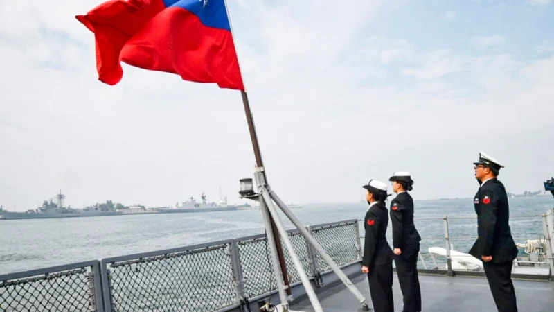 Тайваньские моряки приветствуют флаг острова на палубе корабля снабжения «Паньших» после участия в ежегодных учениях на военно-морской базе Цзяи в Гаосюне, Тайвань, 31 января 2018 года. (MANDY CHENG/AFP via Getty Images)