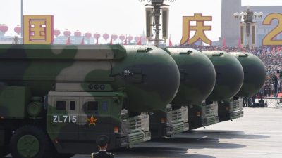Китайские межконтинентальные баллистические ракеты DF-41 с ядерными боеголовками на военном параде на площади Тяньаньмэнь в Пекине 1 октября 2019 года. (Greg Baker/AFP via Getty Images)