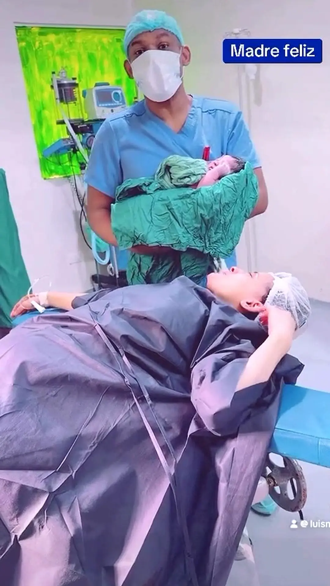 Доктор де Хесус поёт, знакомя маму с новорождённым. (Courtesy of Dr. Luis M de Jesus)