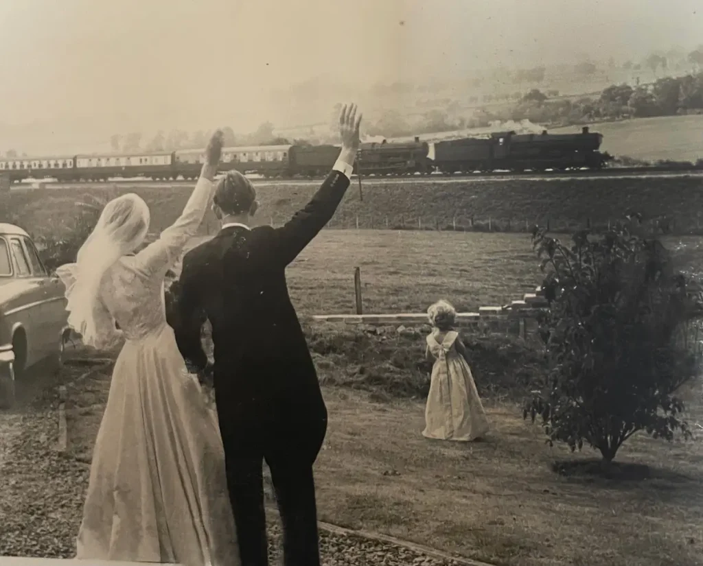 Свадебная фотография Джорджа и Маргарет Стоун 1959 года. (SWNS)