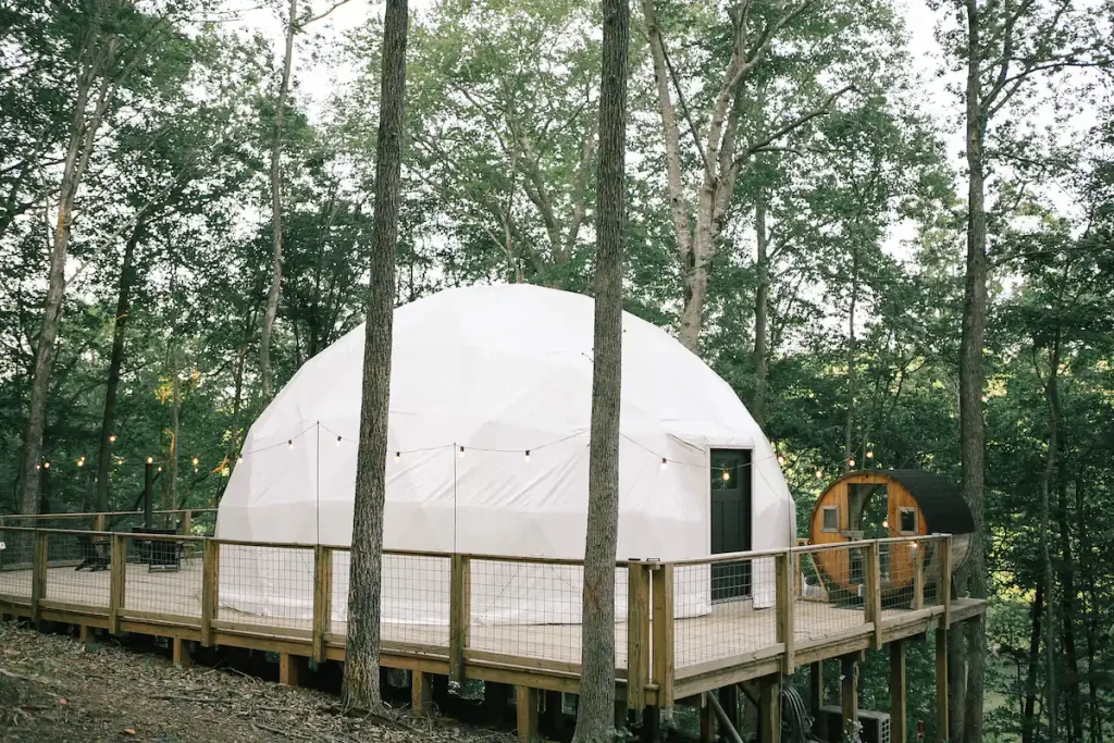 Solace Sphere находится в живописном лесу штата Теннесси. (Courtesy of Samuel Teat)