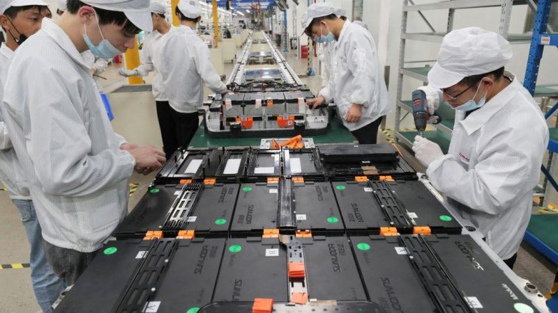 Рабочие завода компании Xinwangda Electric Vehicle Battery Co. Ltd, которая производит литиевые батареи для электромобилей и других целей, в Нанкине, восточная провинция Цзянсу в Китае 12 марта 2021 года. (China OUT Photo by STR/AFP via Getty Images)
