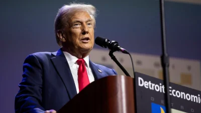 Дональд Трамп выступает в Детройтском экономическом клубе в Детройте, штат Мичиган, 10 октября 2024 года. (Bill Pugliano/Getty Images)