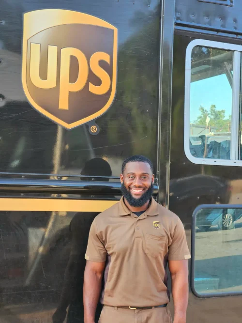 <em>Рахим Купер — водитель-экспедитор UPS, работает в компании уже 11 лет. (Courtesy of Raheem Cooper)</em>