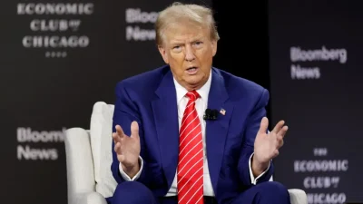 Дональд Трамп во время интервью с главным редактором Bloomberg Джоном Миклтуэйтом в Экономическом клубе Чикаго, штат Иллинойс, 15 октября 2024 года. (Kamil Krzaczynski/AFP via Getty Images)