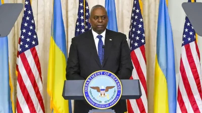 Министр обороны США Ллойд Остин выступает на брифинге для прессы после встречи с президентом Украины в Киеве 21 октября 2024 года. (Sergei Olexandrov/AFP via Getty Images)