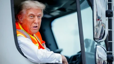 Дональд Трамп проводит пресс-конференцию в мусоровозе в международном аэропорту в Грин-Бей, штат Висконсин, 30 октября 2024 года. (Chip Somodevilla/Getty Images)