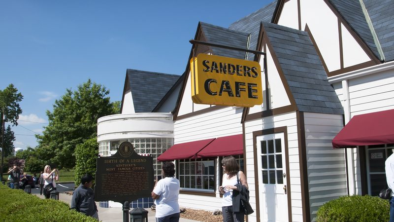 Харланд Сандерс открыл свой первый ресторан Sanders Cafe в здании бывшей заправочной станции в Корбине, штат Кентукки, где он начал продавать жареную курицу во время Великой депрессии. (Brenda Kean via Dreamstime)