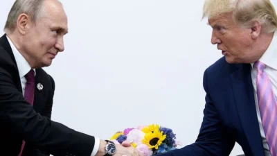 Президент США Дональд Трамп встречается с президентом России Владимиром Путиным во время саммита G20 в Осаке, Япония, 28 июня 2019 года. (Brendan Smialowski/AFP via Getty Images)