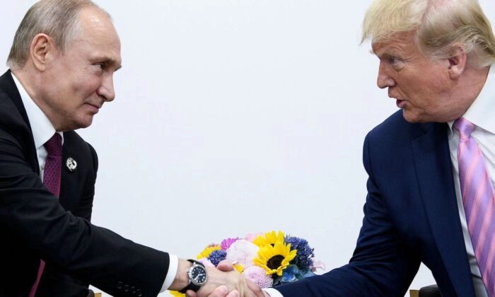 Президент США Дональд Трамп встречается с президентом России Владимиром Путиным во время саммита G20 в Осаке, Япония, 28 июня 2019 года. (Brendan Smialowski/AFP via Getty Images)