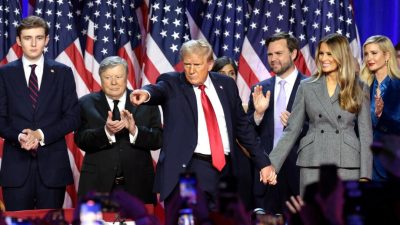 Дональд Трамп жестикулирует на сцене во время предвыборного мероприятия в конференц-центре Палм-Бич в Уэст-Палм-Бич, штат Флорида, 6 ноября 2024 года. (Win McNamee/Getty Images)