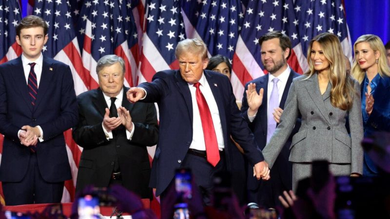 Дональд Трамп жестикулирует на сцене во время предвыборного мероприятия в конференц-центре Палм-Бич в Уэст-Палм-Бич, штат Флорида, 6 ноября 2024 года. (Win McNamee/Getty Images)
