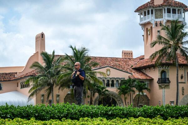 Полицейский стоит на страже у курорта Мар-а-Лаго Дональда Трампа в Уэст-Палм-Бич, штат Флорида, 14 июля 2024 года — на следующий день после того, как Трамп пережил покушение. (GIORGIO VIERA/AFP via Getty Images)