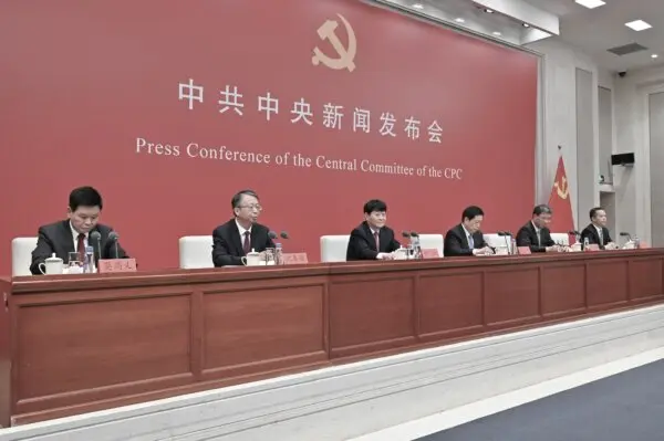 Официальные лица на пресс-конференции, посвящённой третьему пленарному заседанию ХХ Центрального комитета в Пекине 19 июля 2024 года. (Adek Berry/AFP)