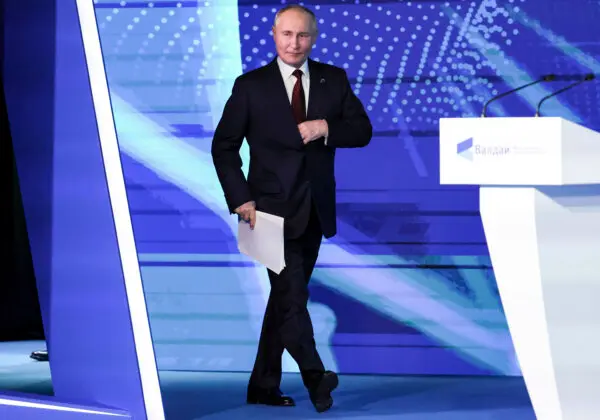 Президент России Владимир Путин выступает на встрече с экспертами по внешней политике в дискуссионном клубе «Валдай» на черноморском курорте Сочи, Россия, 7 ноября 2024 г. (Maxim Shipenkov/Pool Photo via AP)