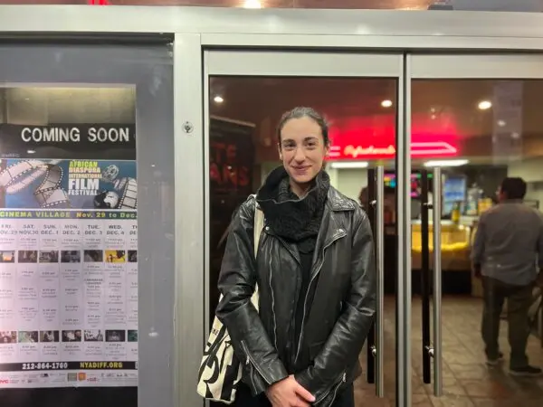 Джулия Бенчини, хирург-трансплантолог из Нью-Йорка, в кинотеатре Cinema Village в Нью-Йорке 21 ноября 2024 года. (Sarah Lu/The Epoch Times)