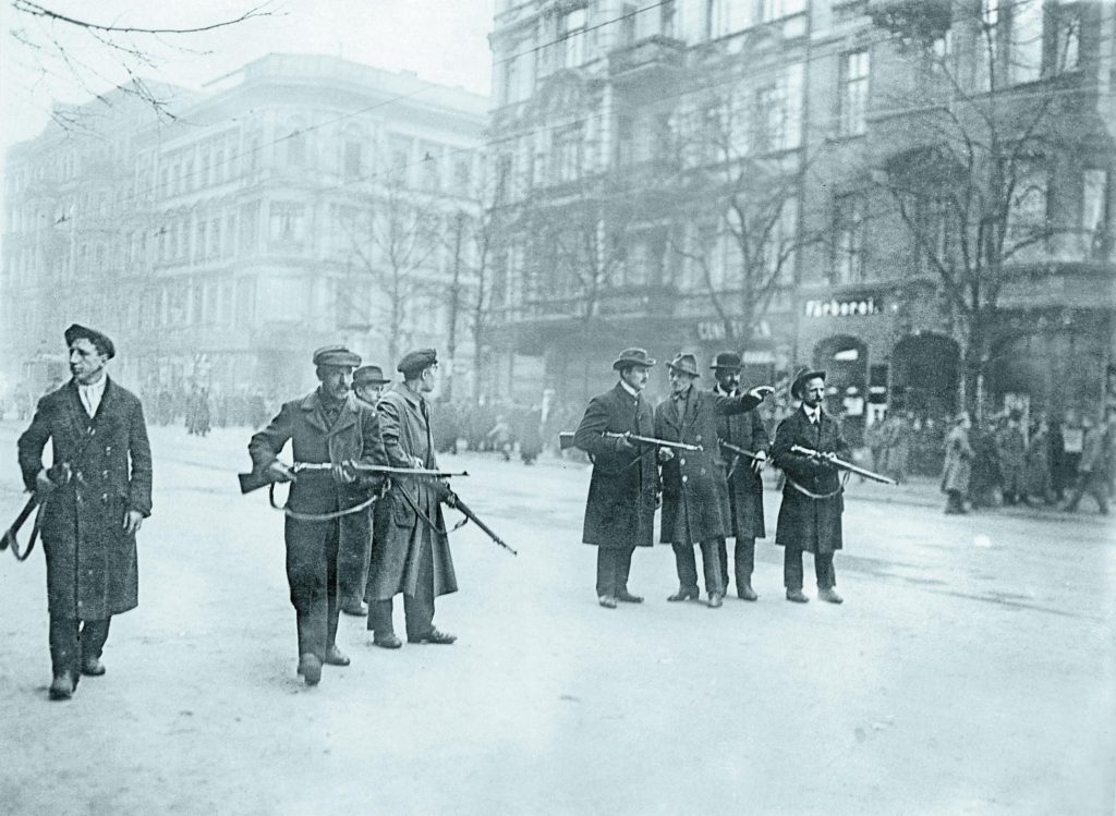Активисты «Союза спартаковцев» на улицах Берлина, 1919 год. (неизвестный фотограф — Public Domain)