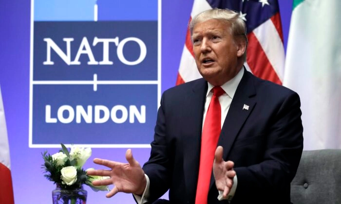 Президент Дональд Трамп выступает на мероприятии во время саммита НАТО в Гроув в Уотфорде, Англия, 4 декабря 2019 года. (AP Photo/ Evan Vucci)