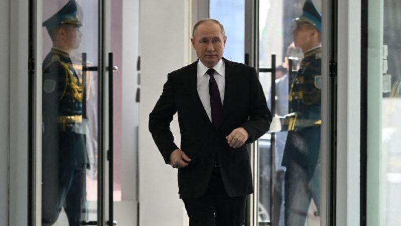 Во время визита Путина в Астану на уличном экране появился украинский флаг Путин