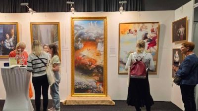 Некоторые посетители выставки захотели научиться этой практике совершенствования души и тела. (Фото: minghui.org)