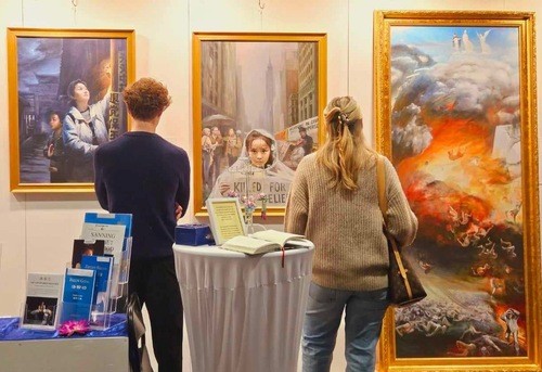 Экскурсоводы рассказывают посетителям выставки истории, лежащие в основе картин. (Фото: minghui.org)