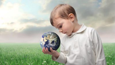 Человек и природа. (Фото: znanija.school)