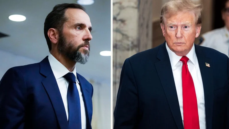 Министерство юстиции ответило на вопрос о снятии обвинений с Трампа Специальный советник Джек Смит в Вашингтоне 1 августа 2023 года/ (Drew Angerer/Getty Images) и Дональд Трамп. (David Dee Delgado/Getty Images)