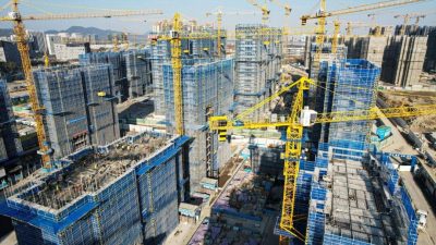 На аэрофотоснимке показаны жилые дома, строящиеся китайским застройщиком Ванке в Ханчжоу, провинция Чжэцзян, Китай, 15 марта 2024 года. (STR/AFP via Getty Images)