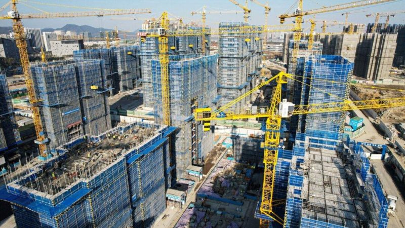 На аэрофотоснимке показаны жилые дома, строящиеся китайским застройщиком Ванке в Ханчжоу, провинция Чжэцзян, Китай, 15 марта 2024 года. (STR/AFP via Getty Images)