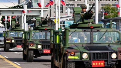 Военные машины патрулируют территорию аэропорта Суншань в Тайбэе, Тайвань, 14 октября 2024 года. (Daniel Ceng/AFP via Getty Images)
