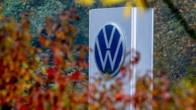 Логотип автосалона Volkswagen в Ной-Анспахе недалеко от Франкфурта, Германия, среда, 30 октября 2024 г. (Michael Probst/AP Photo)