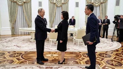 Президент России Владимир Путин приветствует министра иностранных дел Северной Кореи Ли Сон Хо перед их переговорами в Москве 4 ноября 2024 года. (Mikhail Tereshchenko/Pool/AFP via Getty Images)
