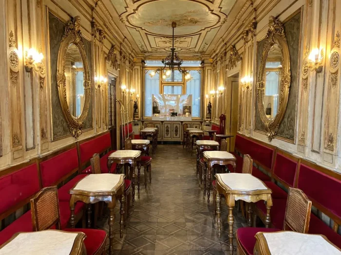 Интерьер старейшего кафе в Италии, Cafè Florian. (ReiKlaus/Shutterstock)