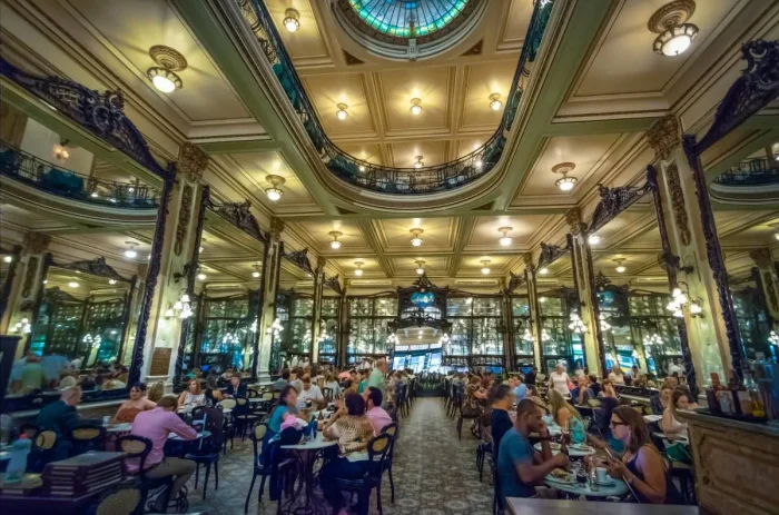 Интерьер кафе Confeitaria Colombo в Рио-де-Жанейро, Бразилия. (Diego Grandi/Shutterstock)
