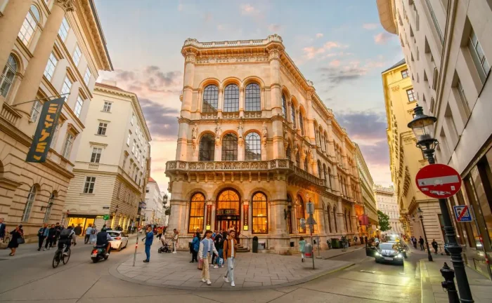 Вход в кафе Central в Вене. (Mitzo/Shutterstock)