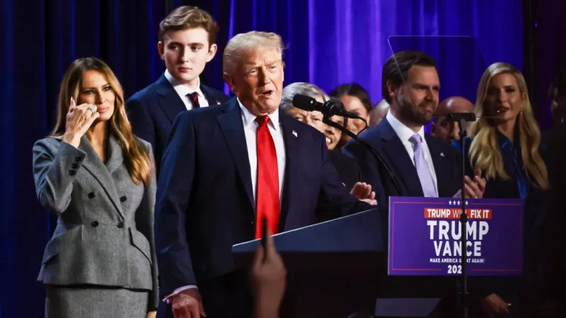 Дональд Трамп вместе со своей семьёй объявляет о победе на своей предвыборной вечеринке в Уэст-Палм-Бич, штат Флорида, 6 ноября 2024 года. (John Fredricks/The Epoch Times)