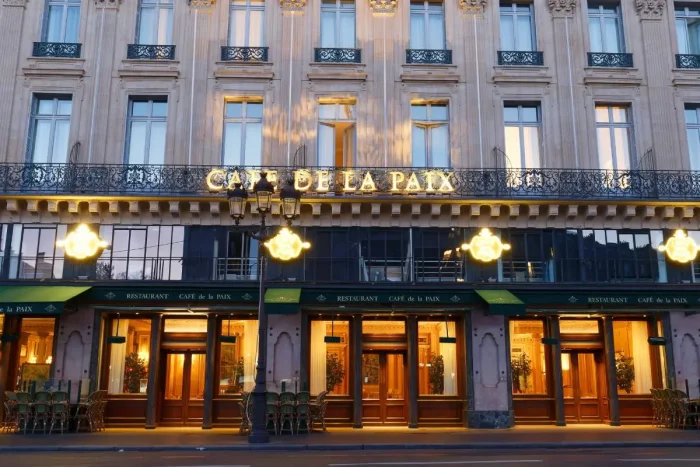 Кафе de la Paix расположено рядом с оперным театром в Париже, Франция. (Petr Kovalenkov/Shutterstock)
