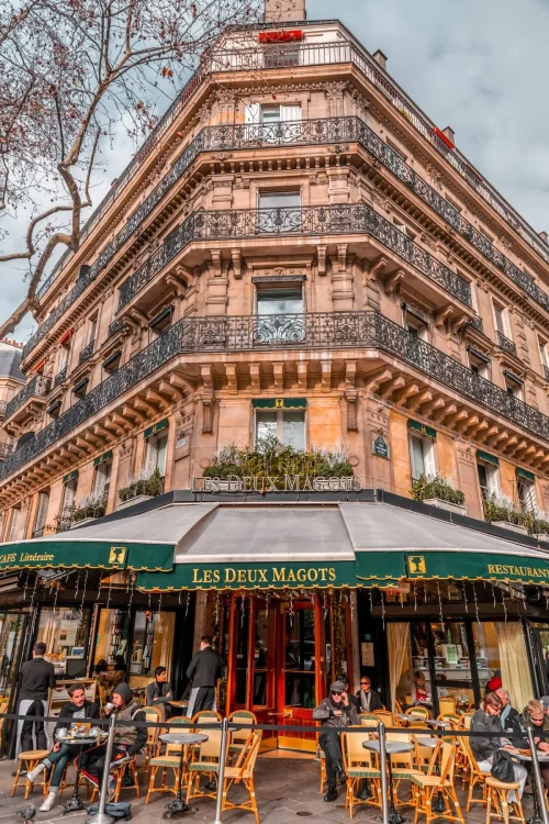 Les Deux Magots в Париже, Франция. (ColorMaker/Shutterstock)