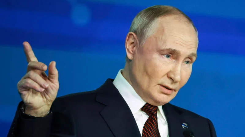 Президент России Владимир Путин во время встречи с экспертами по внешней политике на форуме в Сочи, Россия, 7 ноября 2024 г. (Maxim Shipenkov/Pool Photo via AP)