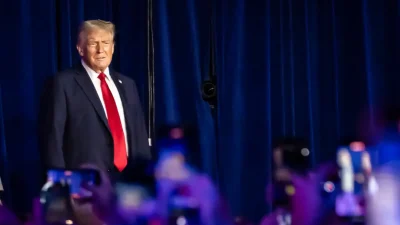Избранный президент Дональд Трамп выступает перед сторонниками после победы на президентских выборах в Уэст-Палм-Бич, штат Флорида, 6 ноября 2024 года. (John Fredricks/The Epoch Times)