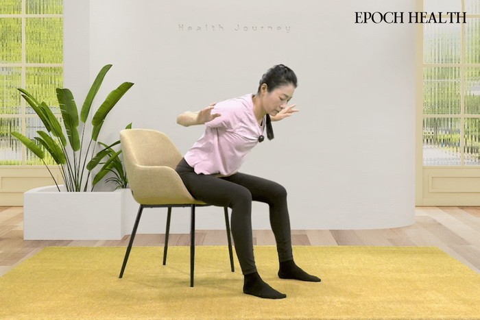Сидячая W-растяжка. (The Epoch Times)