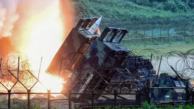 Тактическая ракетная система армии США (ATACMS) запускает ракету в Восточное море во время совместных ракетных учений Южной Кореи и США, направленных на противодействие испытаниям межконтинентальных баллистических ракет Северной Кореей, на Восточном побережье Южной Кореи, 29 июля 2017 года. (South Korean Defense Ministry via Getty Images)