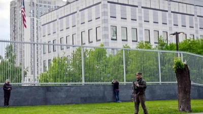 Украинский военнослужащий у посольства США в Киеве, Украина, 18 мая 2022 года. (SERGEI SUPINSKY/AFP via Getty Images)