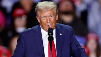 Дональд Трамп выступает на предвыборном митинге на Ван-Андел-Арене в Гранд-Рапидс, штат Мичиган, 5 ноября 2024 года. (Kamil Krzaczynski/AFP via Getty Images)