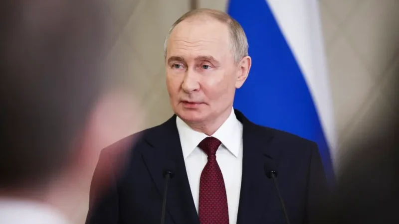 Владимир Путин беседует со СМИ после заседания Организации Договора о коллективной безопасности (ОДКБ) в Астане, Казахстан, 28 ноября 2024 года. (Mikhail Tereshchenko/AFP/Getty Images)