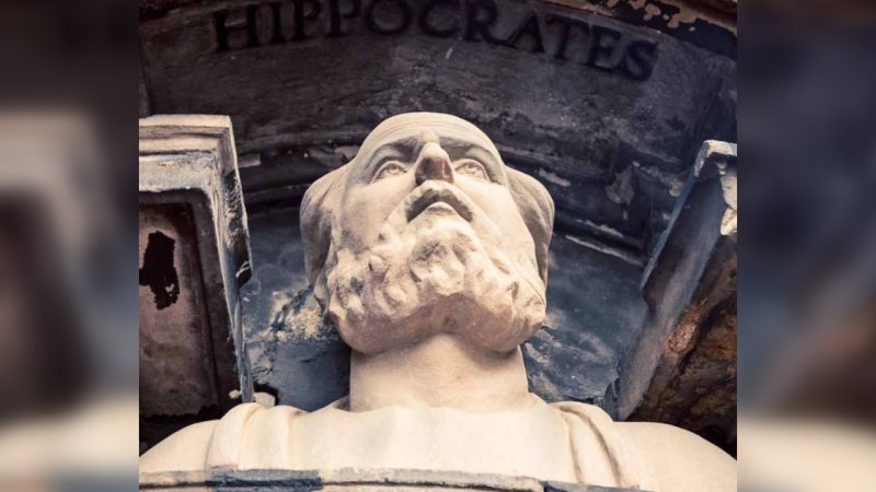 Статуя Гиппократа, который дал врачам свою знаменитую клятву в IV веке до нашей эры. (Shutterstock)